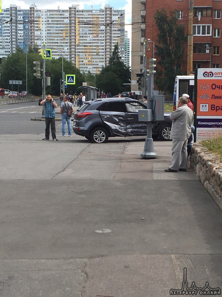 На перекрёстке Комендантского и Шаврова Жигули и Hyundai не поделили дорогу