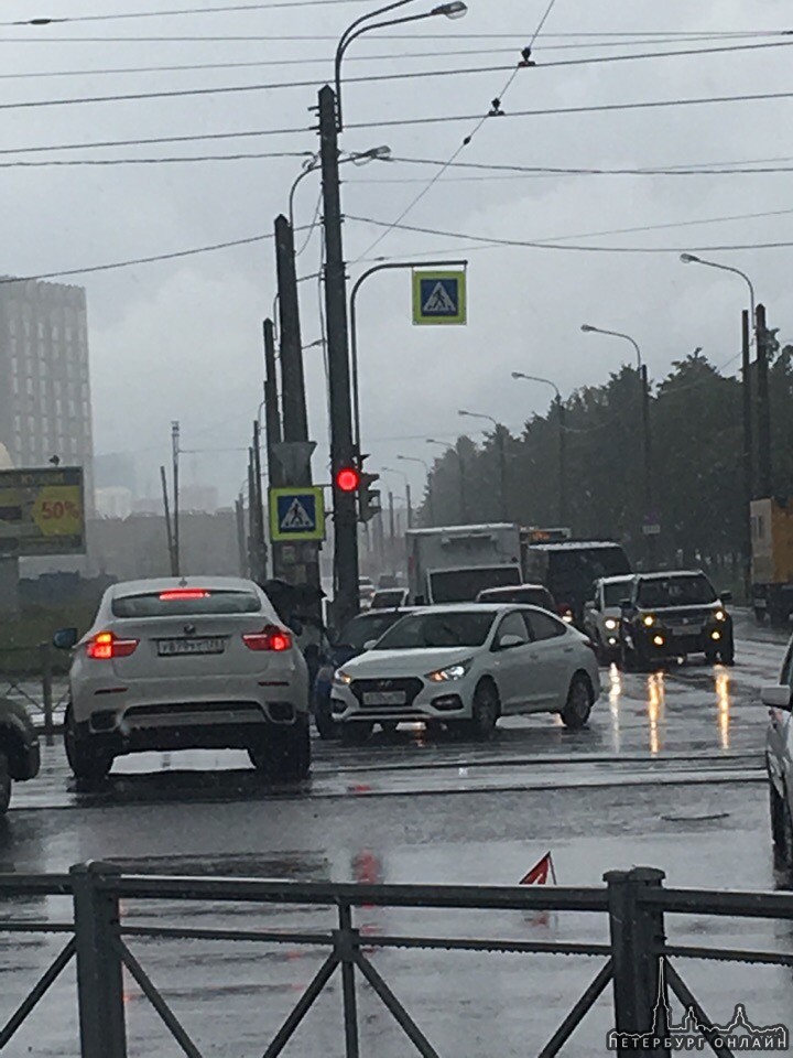 Ещё одно ДТП на пересечении Фучика и Бухарестской, Матиз притерся с Hyundai. Прошлая авария: https:/...
