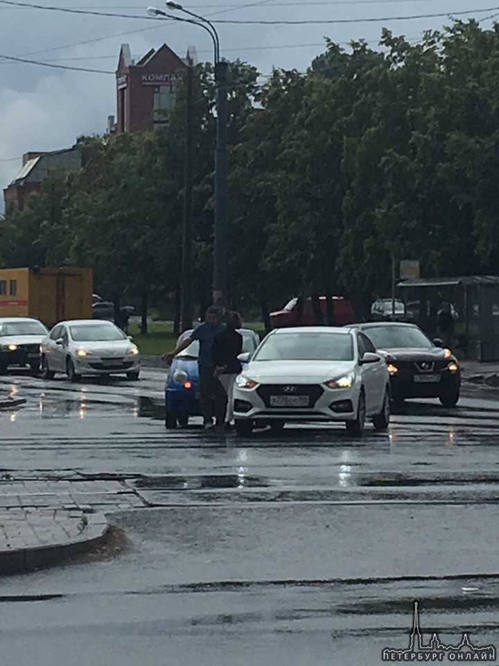 Ещё одно ДТП на пересечении Фучика и Бухарестской, Матиз притерся с Hyundai. Прошлая авария: https:/...