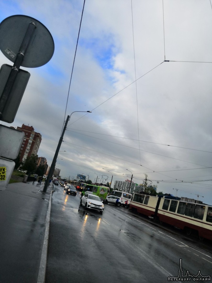 На Улице Дыбенко Каршеринг с маршруткой не поделили дорогу. Трамваи тоже стали.