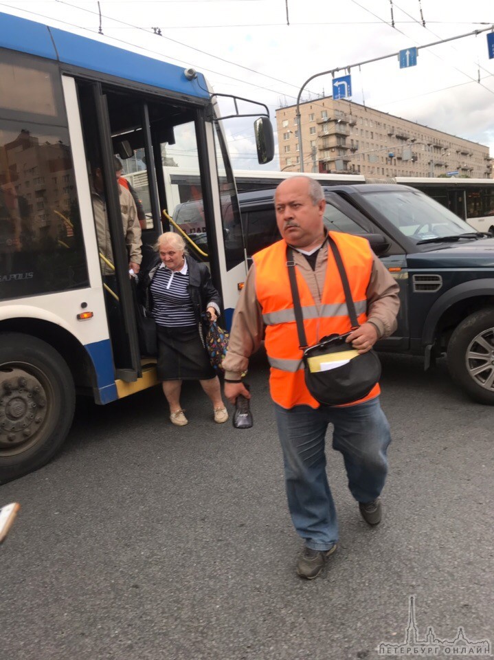 Около метро Ленинский проспект столкнулись автобус и машина Уже пробка