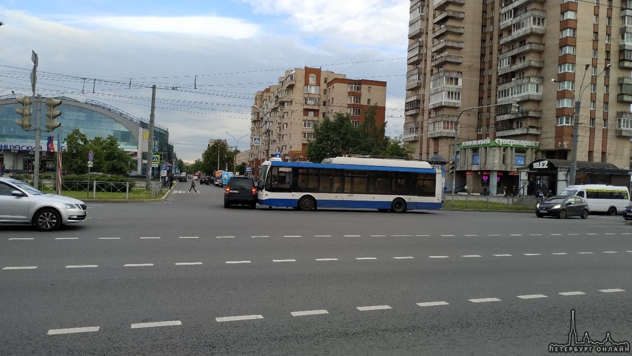 Около метро Ленинский проспект столкнулись автобус и машина Уже пробка