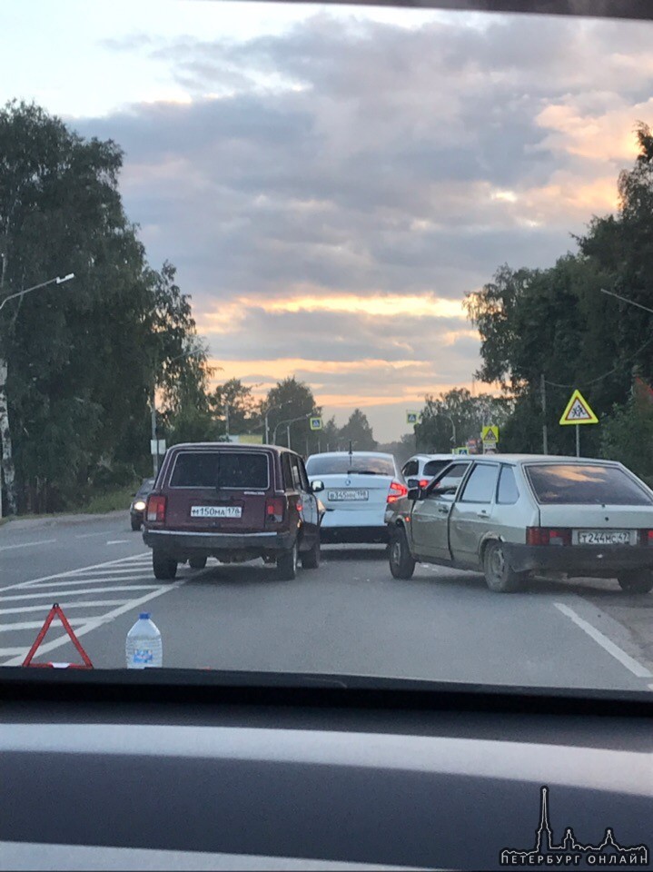 Два ВАЗа напали на Шкоду в Янино-1, на Шоссейной улице в сторону СПБ