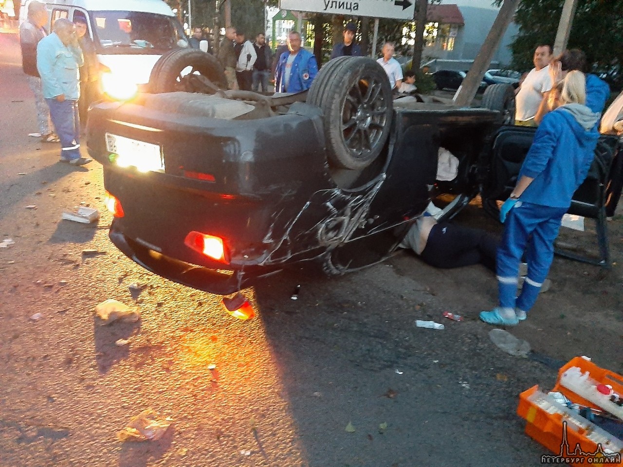 Во Всеволожске, на Колтушском ш. У дома 80, ребята на Mitsubishi Lancer врезались в дерево и перевер...