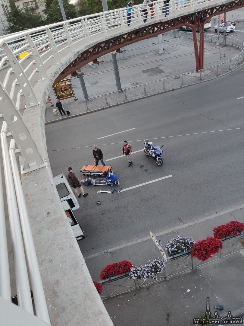 Сбит мужчина под крабом, что на перекрестке Проспекта Славы и Будапештской. Признаки жизни есть. Сло...