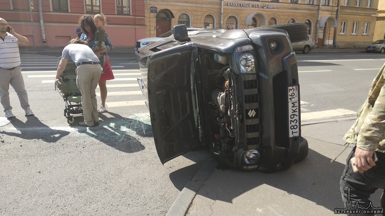 На Римского-Корсакова автомобиль перевернулся