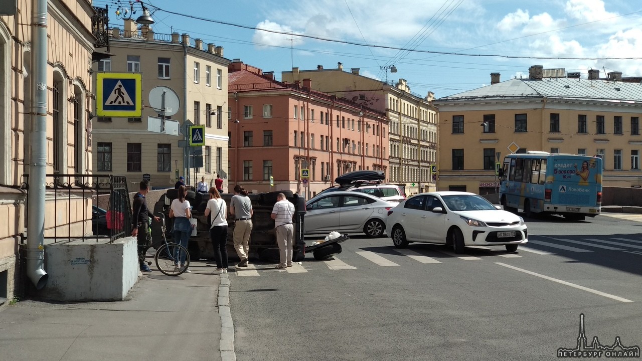 На Римского-Корсакова автомобиль перевернулся