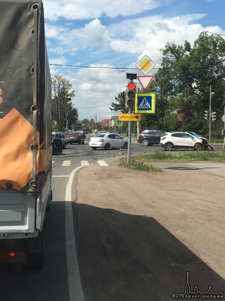 Водитель Опеля Мокка ослепленный солнцем, и не убеждаясь в безопасности маневра, повернул налево...