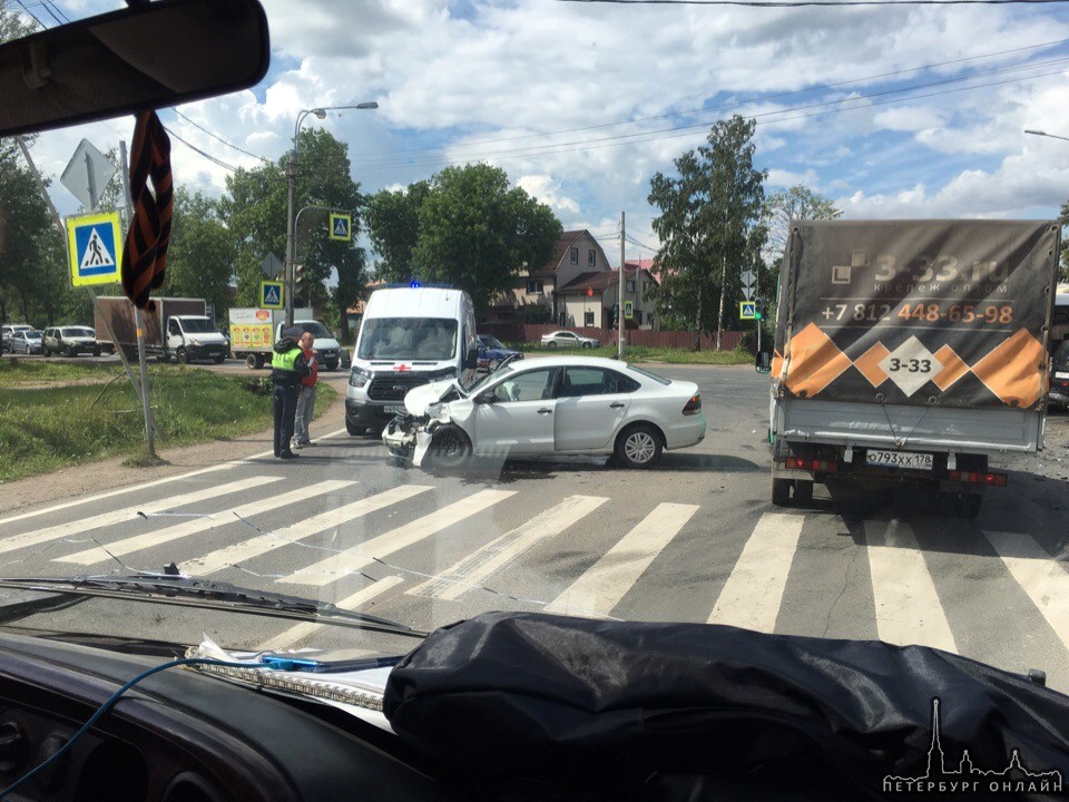 Водитель Опеля Мокка ослепленный солнцем, и не убеждаясь в безопасности маневра, повернул налево...