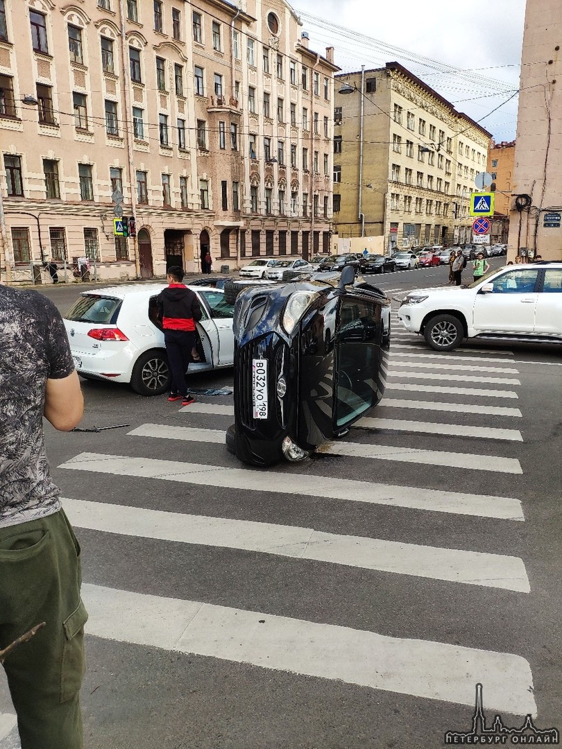 На В.о., на пересечении 8-9 линии и Карповки, Лежит на боку Hyundai, загорает. Все целы.