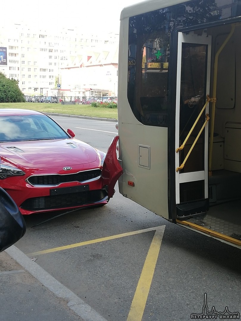 На пересечении ул. Уточкина и Комендантской площади автобус зацепил припаркованный легковой автомоби...