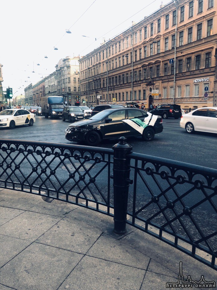 ДТП с каршерингом на углу Некрасова и Литейного.