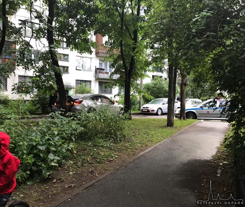 Во дворе дома по адресу Меншиковский пр. 5 к.1. Автомобиль въехал задом в дерево. Разбиты стекла, по...