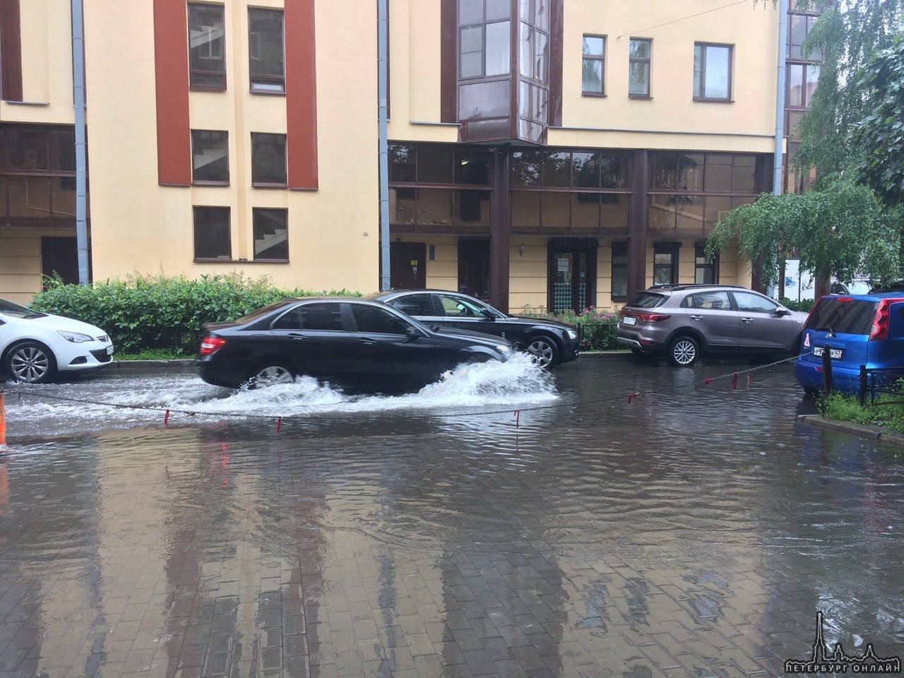 Затопило Сабвэй на Большом проспекте. С одной стороны поднялась вода в унитазе, с другой стороны ль...