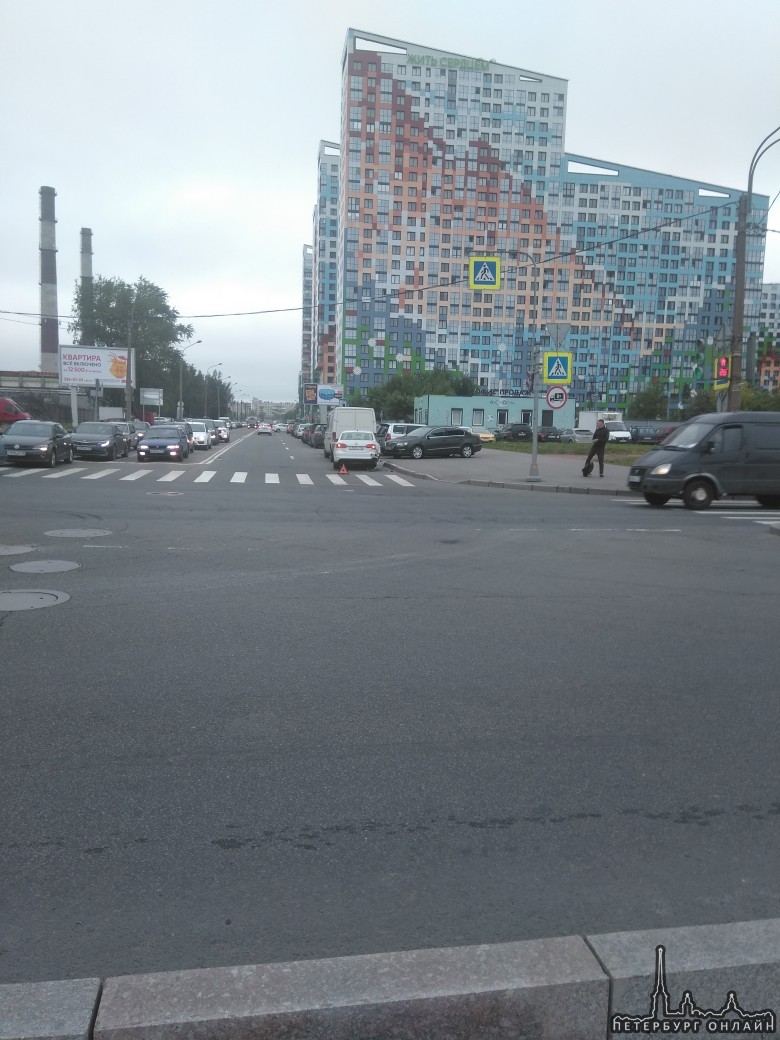 У перекрестка Октябрьской набережной и улицы Крыленко в ночь с 9 на 10 июля какой-то автомобиль врез...