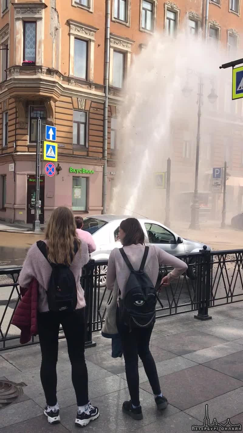 На улице Восстания провалился асфальт, прорвало трубу и чуть не затопило Феррари