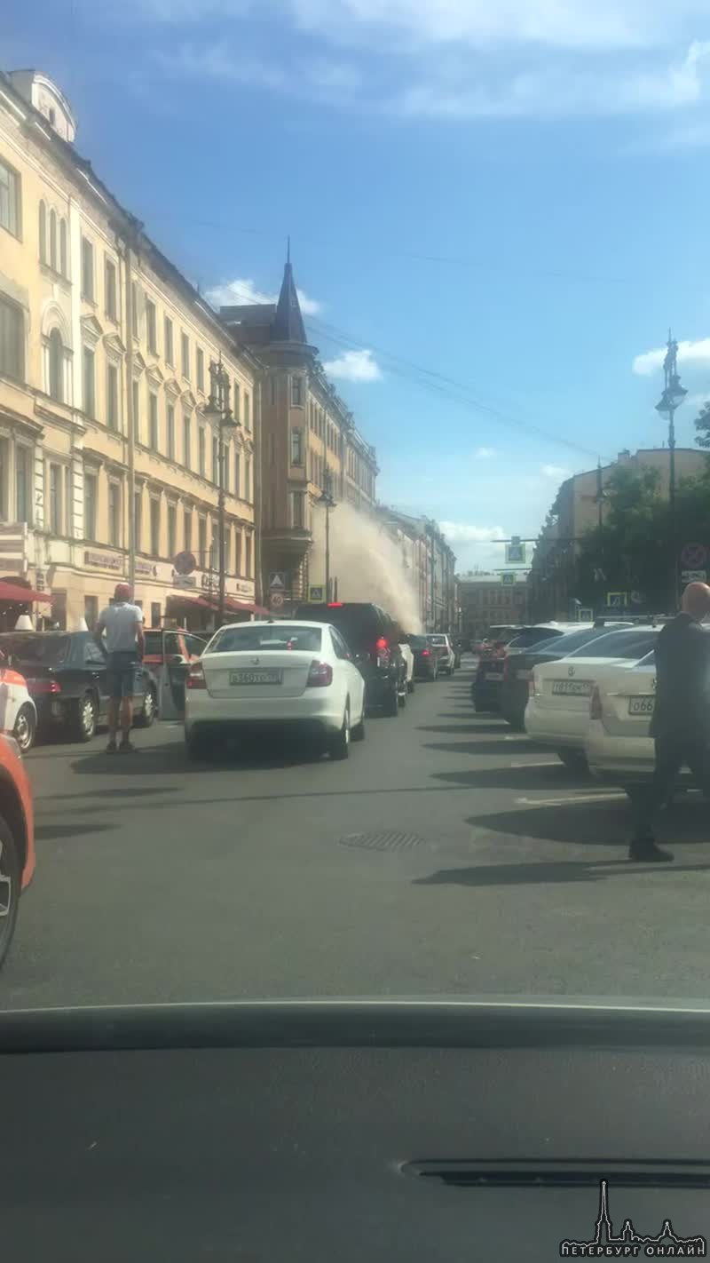 На улице Восстания провалился асфальт, прорвало трубу и чуть не затопило Феррари