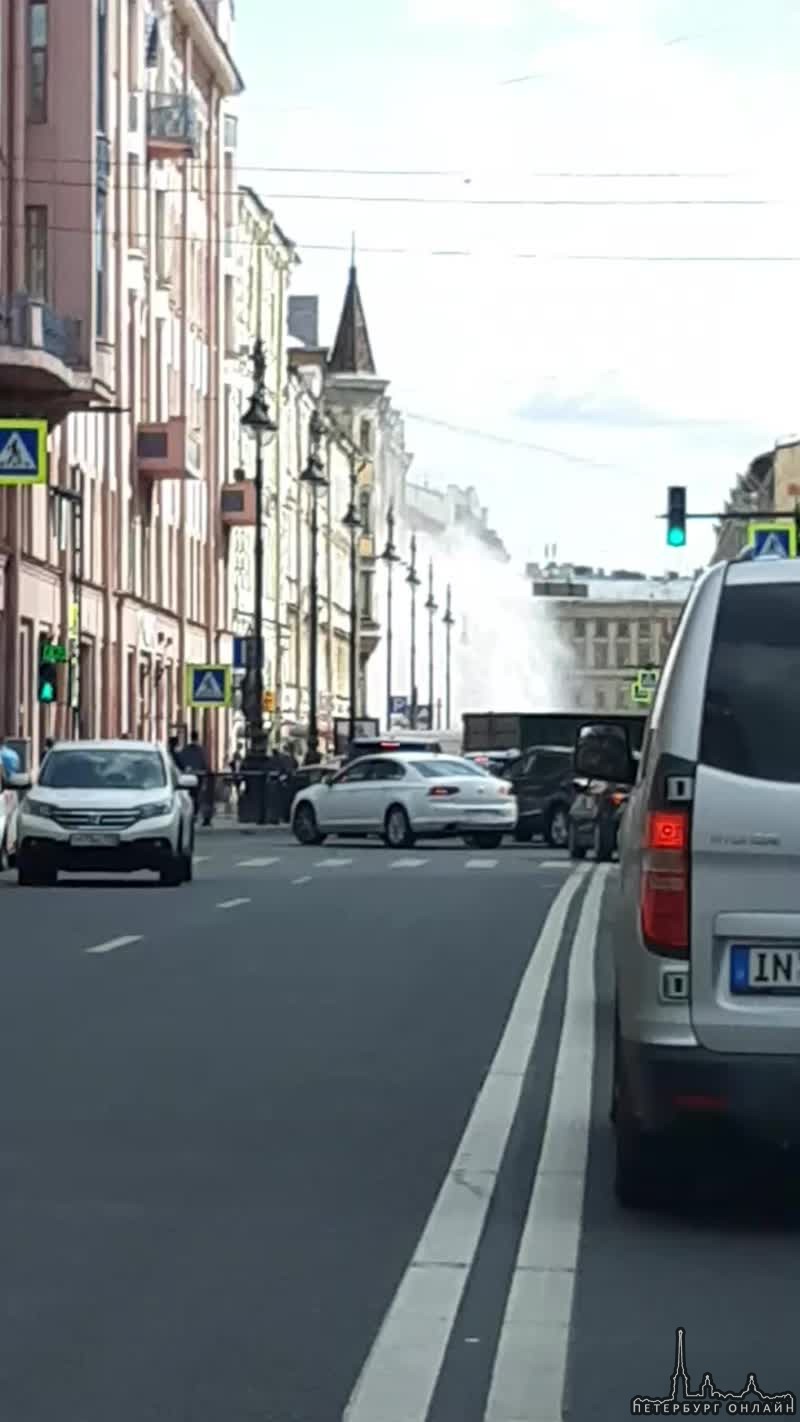 На улице Восстания провалился асфальт, прорвало трубу и чуть не затопило Феррари