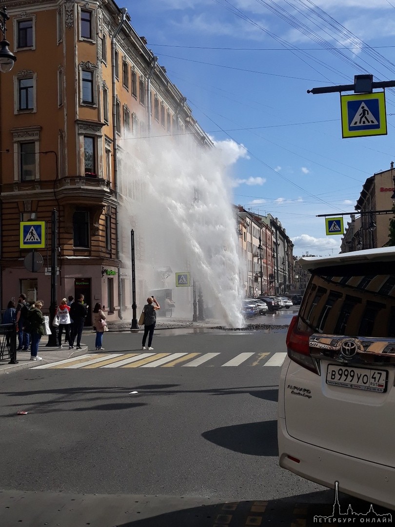 На улице Восстания провалился асфальт, прорвало трубу и чуть не затопило Феррари