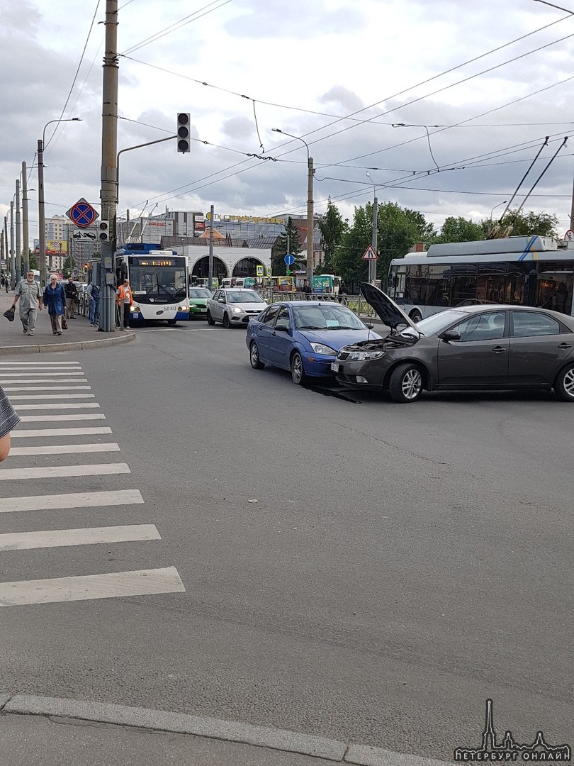 На Торфяной дороге напротив Audi центра Лахта встретились Киа и Ford, Служб нет, проезду мешают, тр...