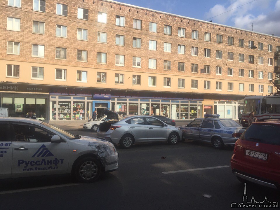 На Сренеохтинском Проспекте у дома 2 подбили машину полиции