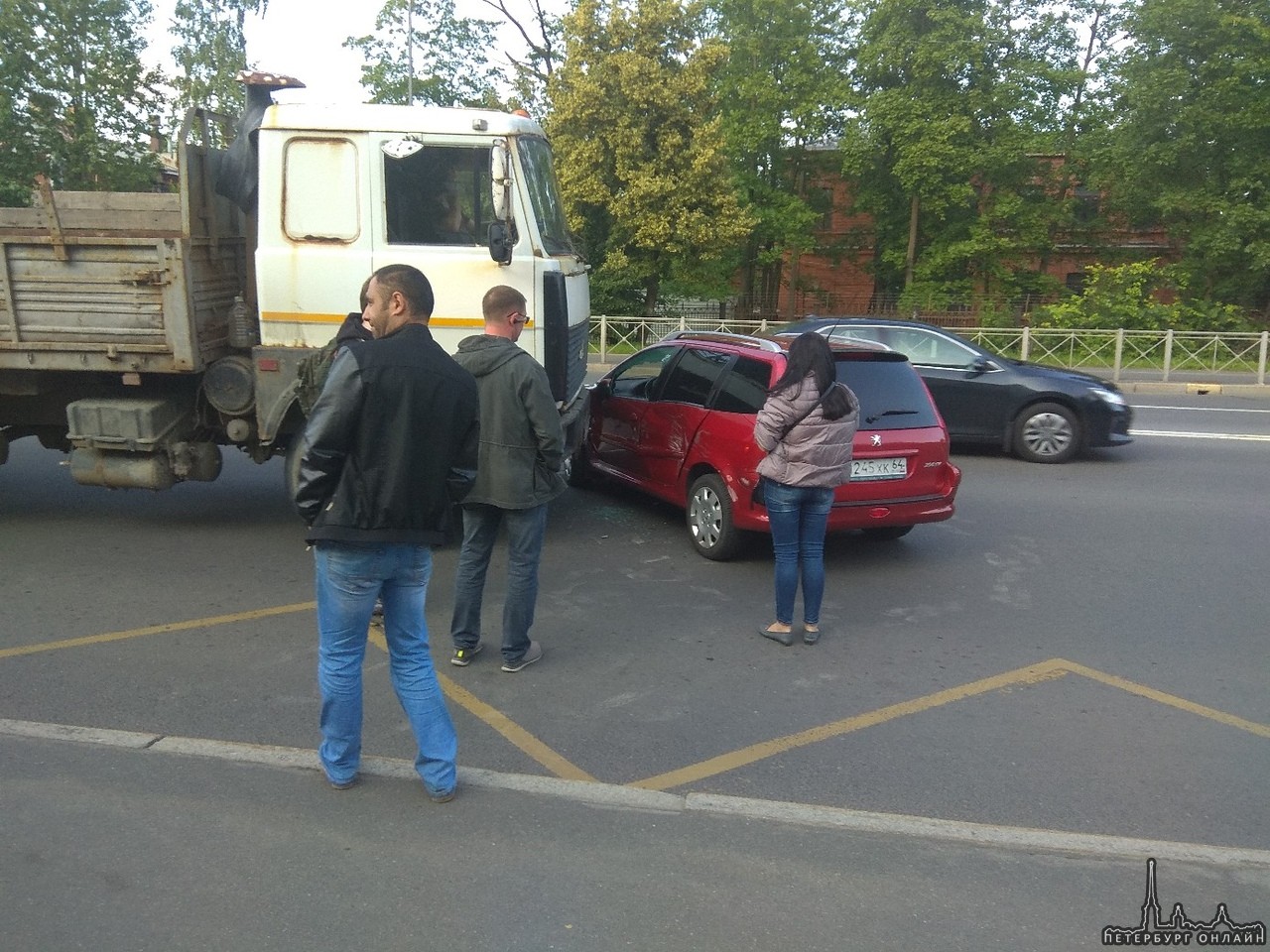 На улице Бабушкина, напротив дома 49, Peugeot залезла под КамАЗ.