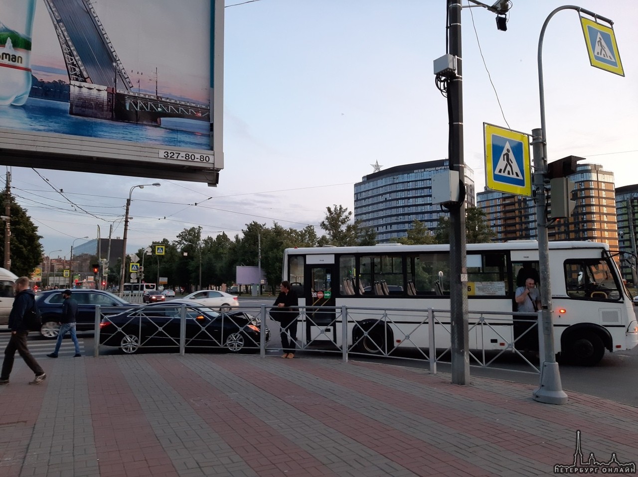 На пересечении Пискаревского проспекта и Полюстровского Mercedes врезался в маршрутку.
