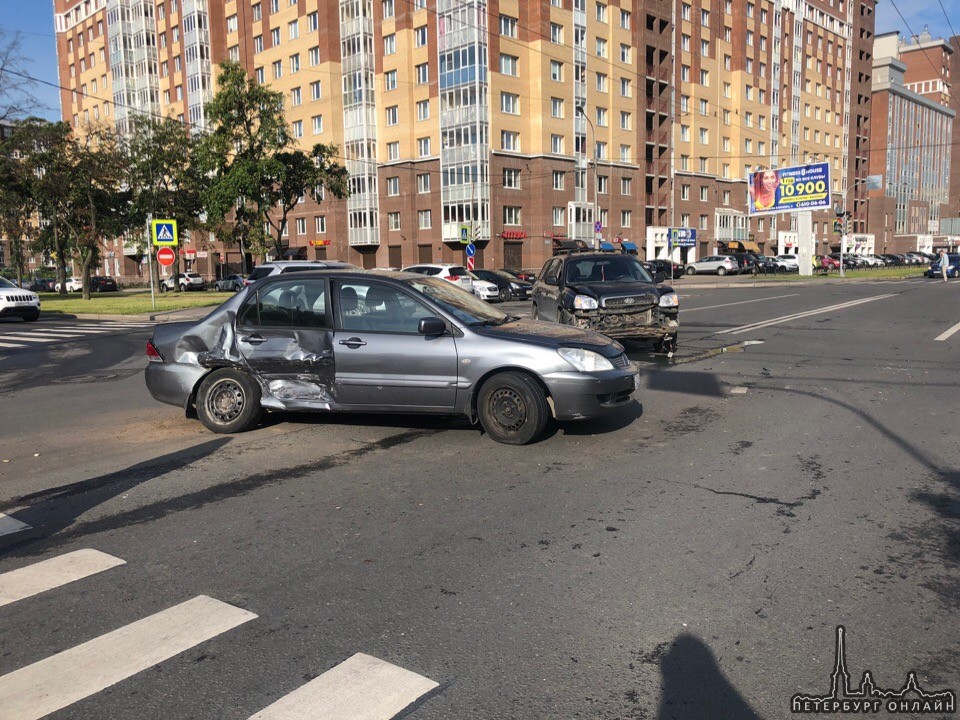 Hyundai дверь запилил Mitsubishi на перекрестке Замшиной улицы и проспекта Металлистов