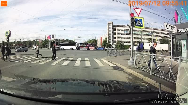 Это было смело Водитель Мерседеса, видя, что встречные поворачивают налево с Бухарестской на Сало...