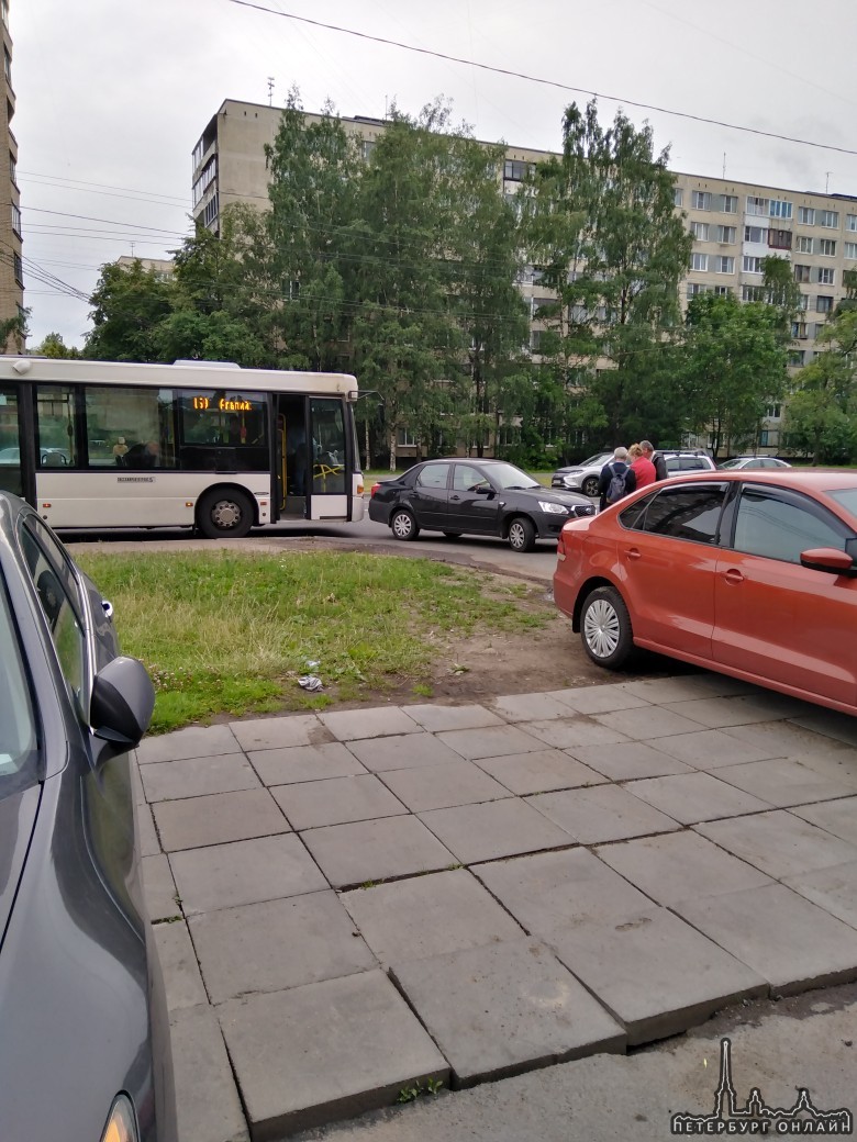 На улице Димитрова автобус тюкнул Датсуна. Одна полоса занята