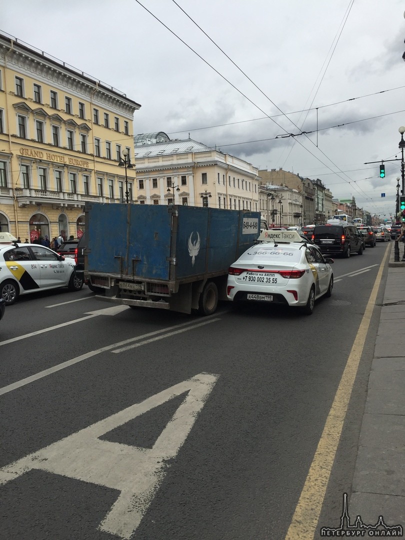 На Невском 29 притерлись такси и грузовичок.