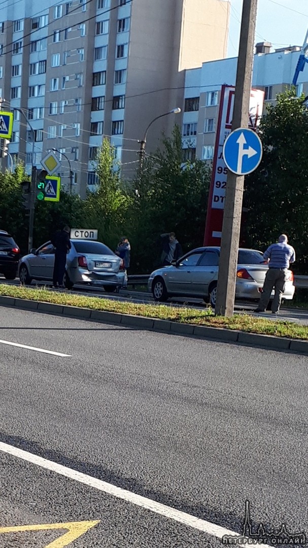 На Приморском шоссе, при въезде в Сестрорецк, мужчина на KIA въехал в Chevrolet. В машине был ребенок,...