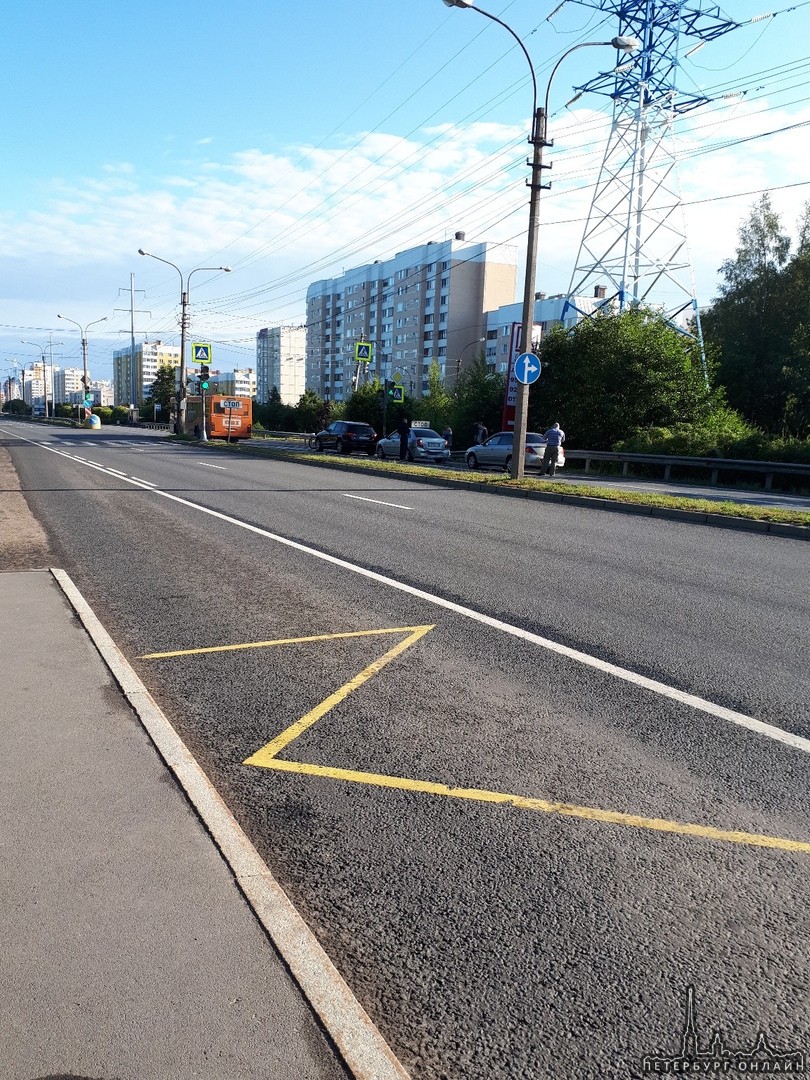 На Приморском шоссе, при въезде в Сестрорецк, мужчина на KIA въехал в Chevrolet. В машине был ребенок,...