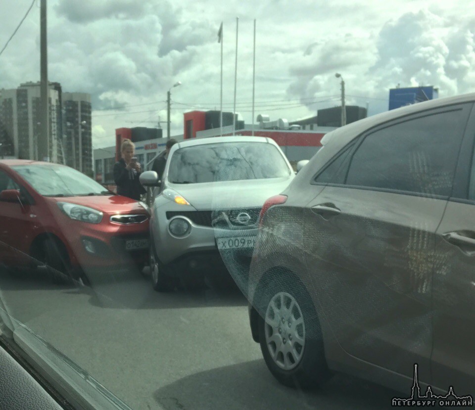Nissan и КИА столкнулись на Дунайском в сторону Московского шоссе. Пробке быть!
