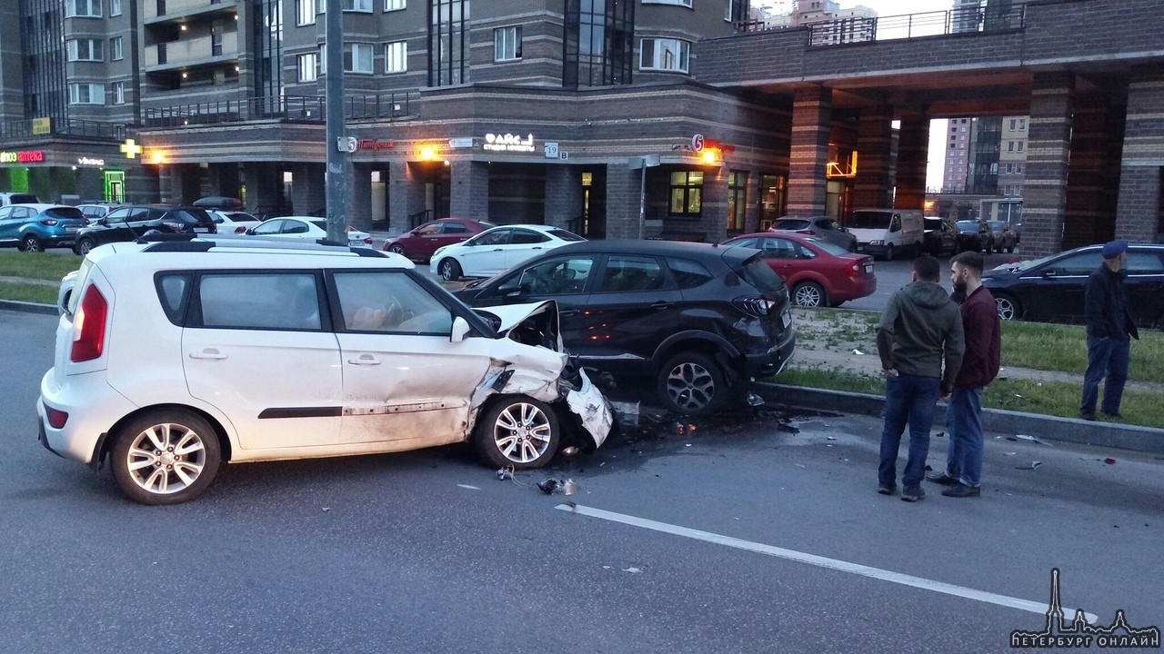 На Парнасе, у Федора Абрамова 19 к.1 Белая Kia Soul под управлением сильно пьяного водителя (в бордо...