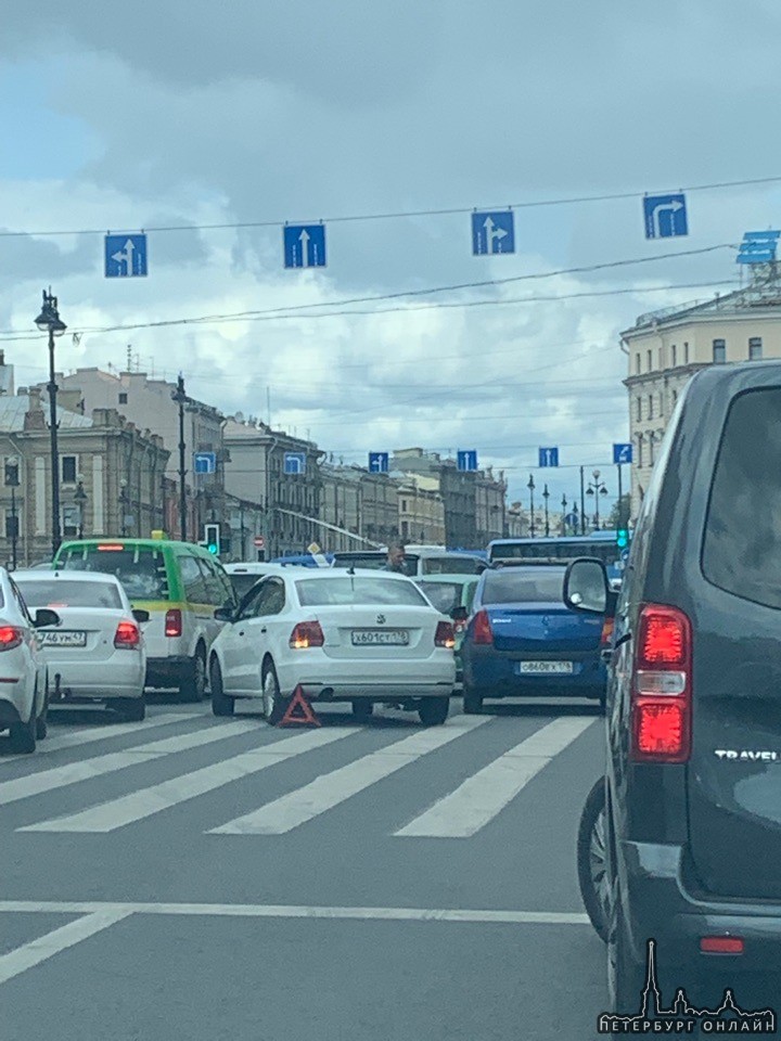 Двое неудачно встретились у Московского вокзала, проезд затрудняют