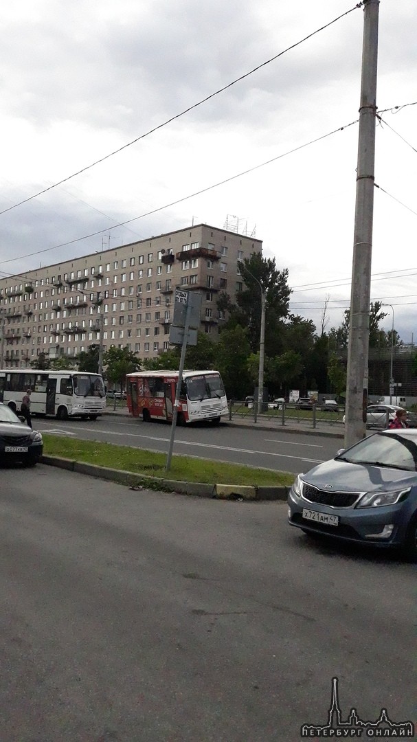 ДТП с маршруткой и пикапом , не доезжая 300 метров до м. Ленинский проспект. Троллейбусам не проехат...