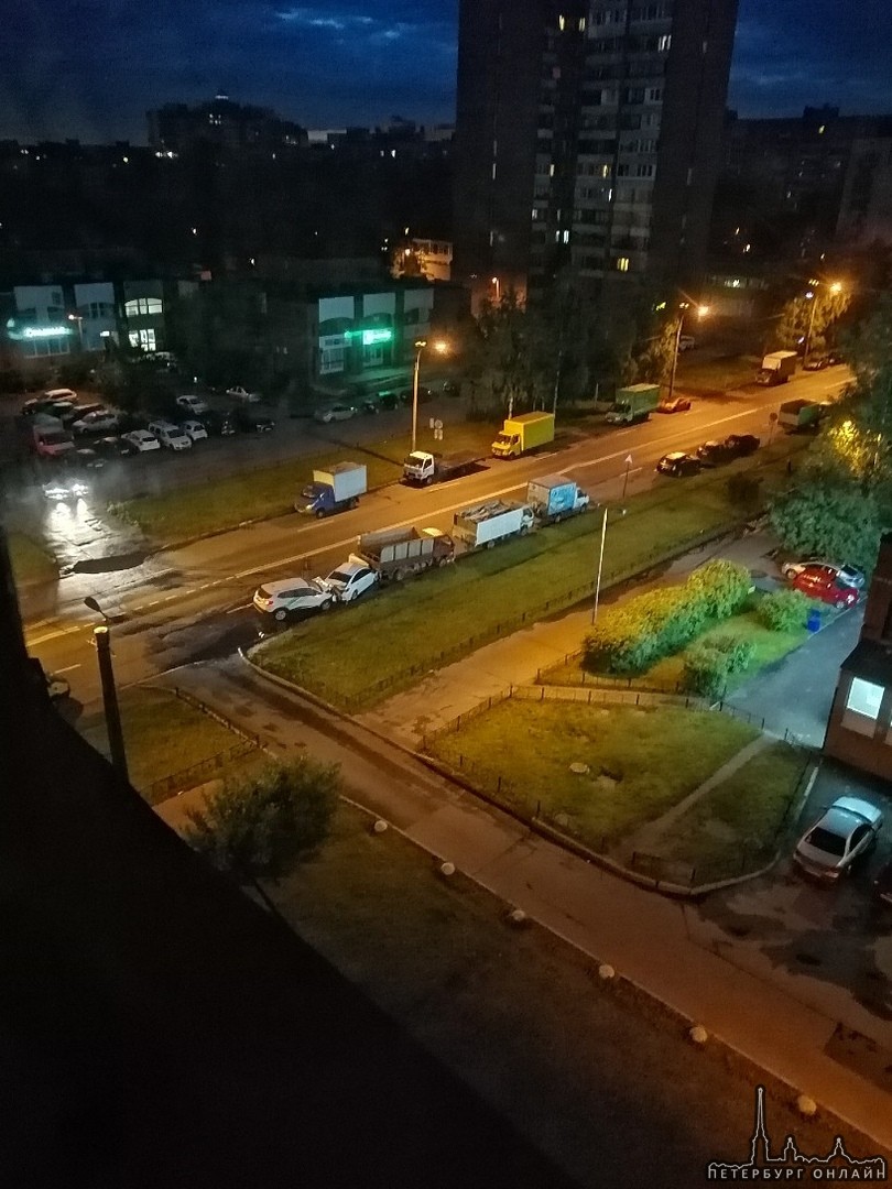 На проспекте Ударников Каптюр Делимобиля впечатал припаркованную Сонату в грузовик