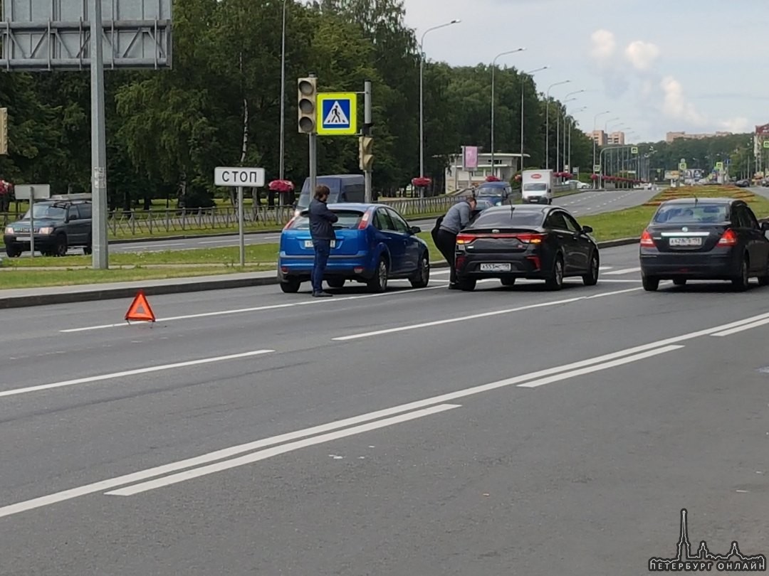 Опять из-за не работающего светофора Ford и Киа не поделили дорогу на пр. Непокоренных. Пробки нет.