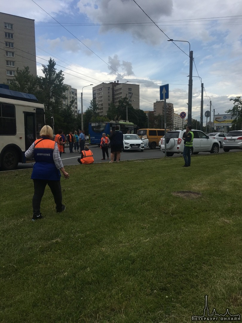 На проспекте Ветеранов у подземного перехода. убер протаранил троллейбус. Все стоит. Все полосы з...