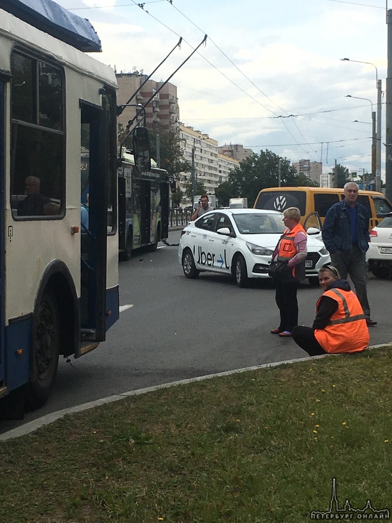 На проспекте Ветеранов у подземного перехода. убер протаранил троллейбус. Все стоит. Все полосы з...