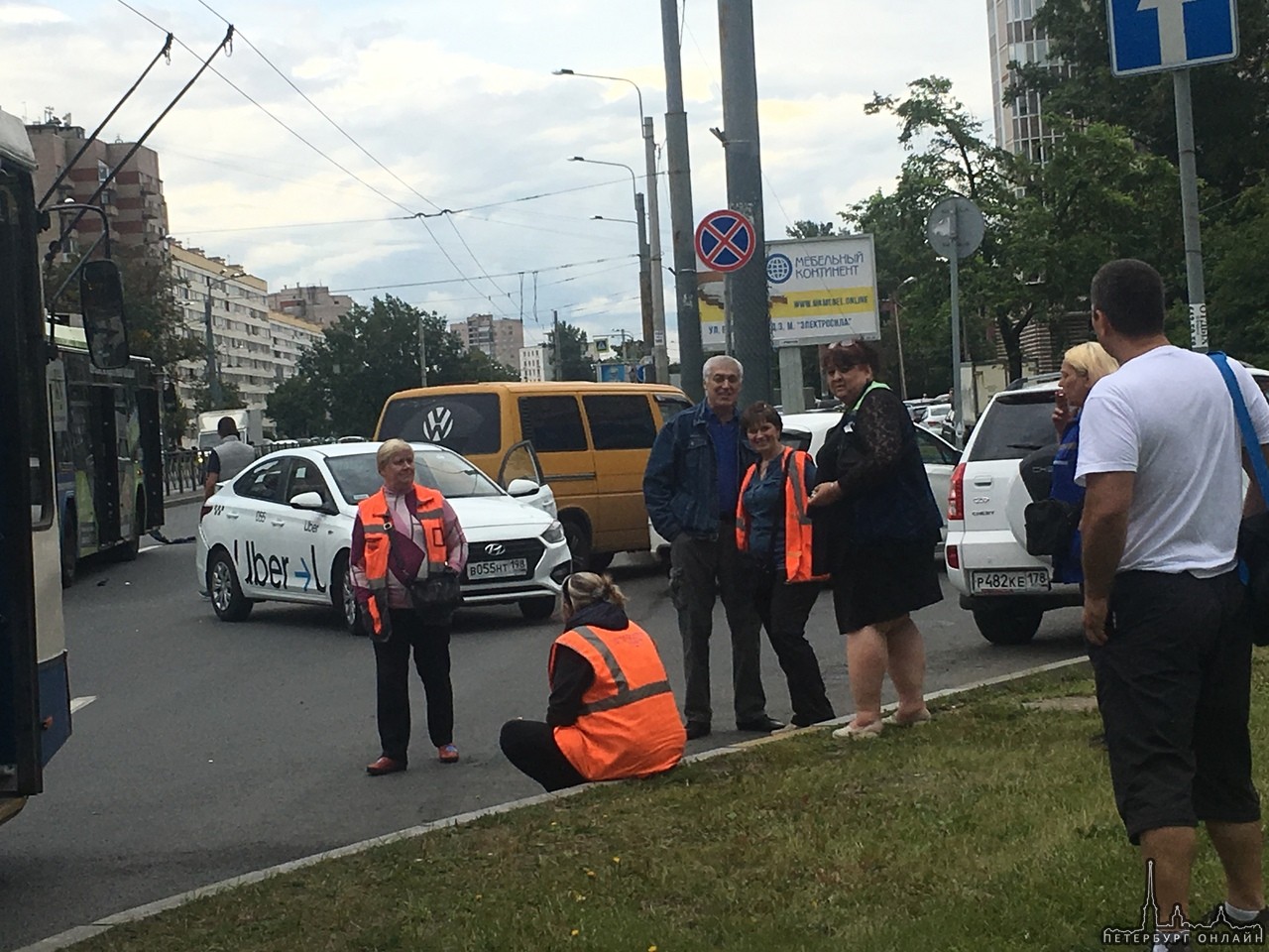 На проспекте Ветеранов у подземного перехода. убер протаранил троллейбус. Все стоит. Все полосы з...