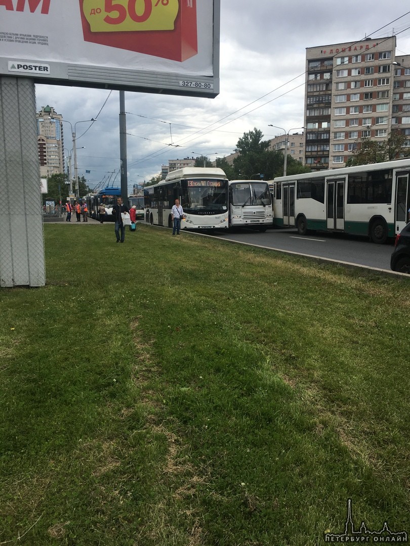 На проспекте Ветеранов у подземного перехода. убер протаранил троллейбус. Все стоит. Все полосы з...