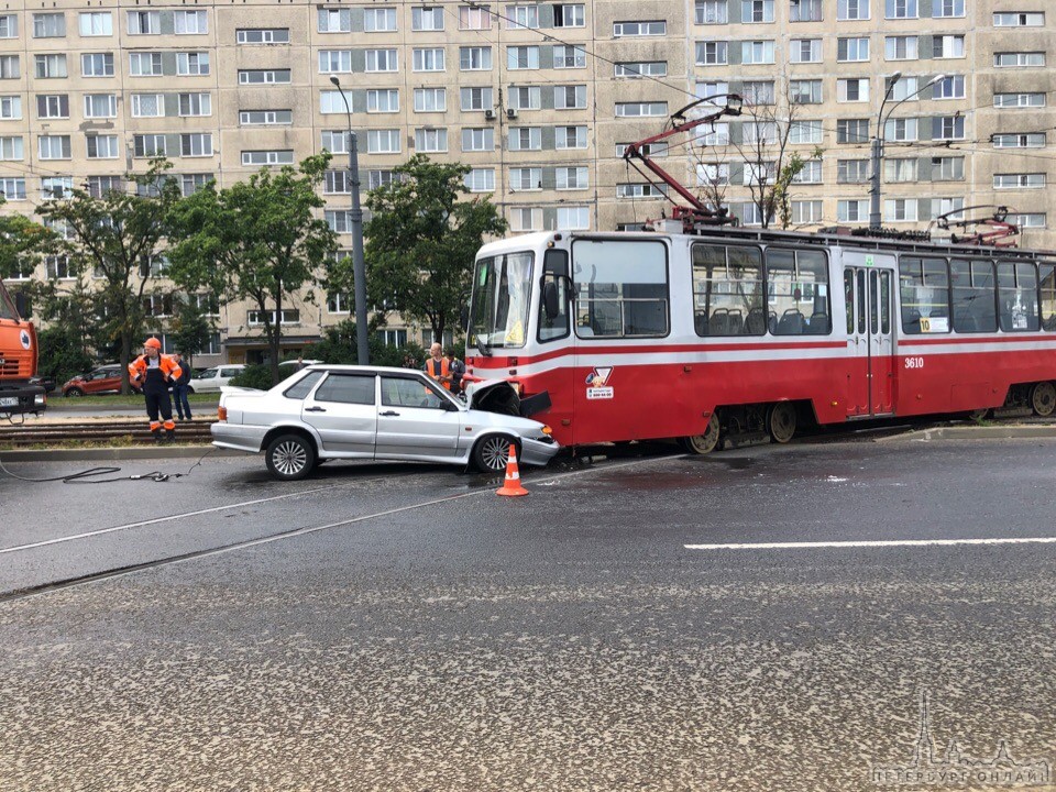 На Проспекте Солидарности, около дома 19 отечественный автопром подбил трамвай. Водитель жив и здоро...