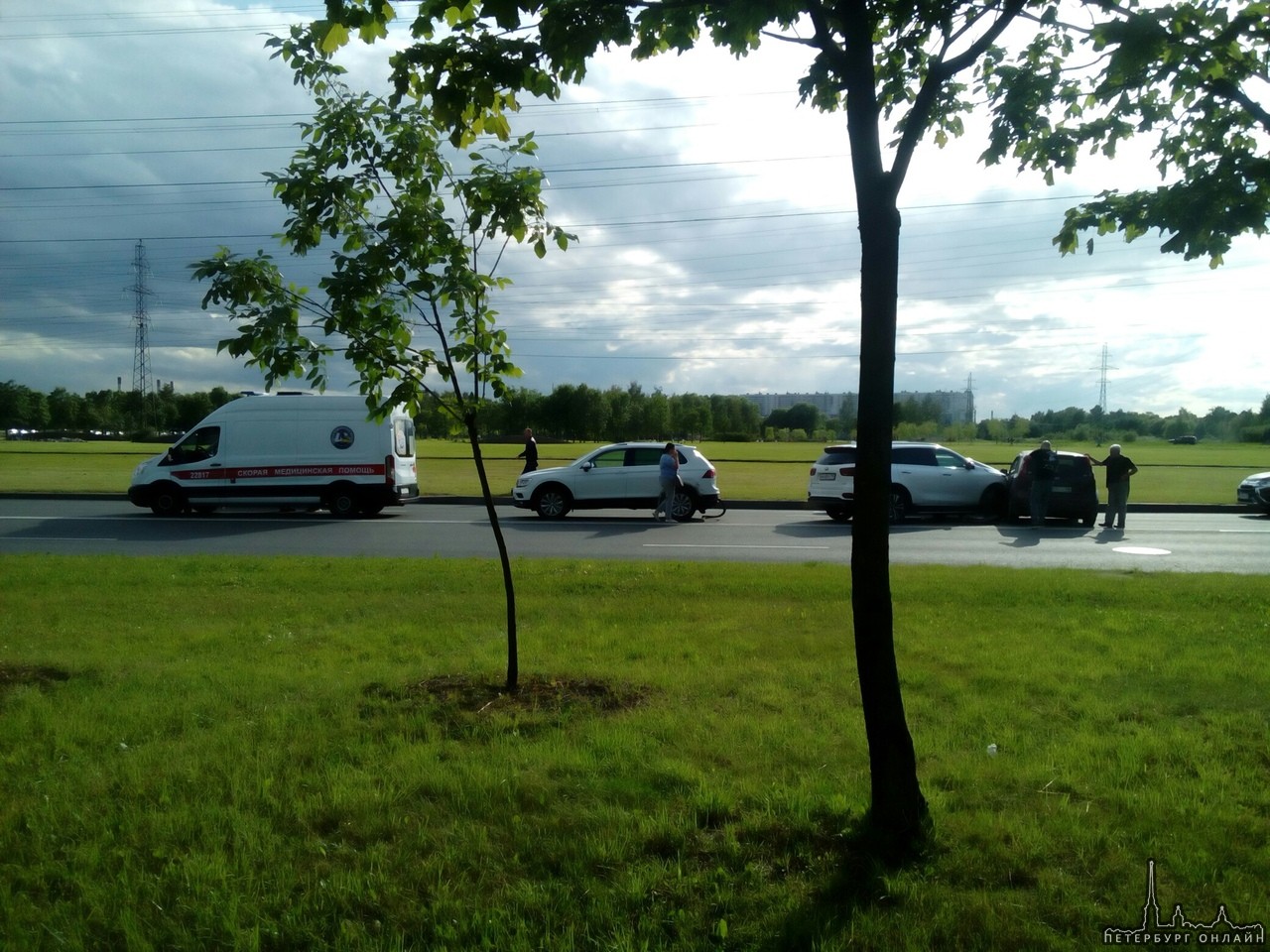 Киа протаранила два автомобиля через двойную на Передовиков между парками.