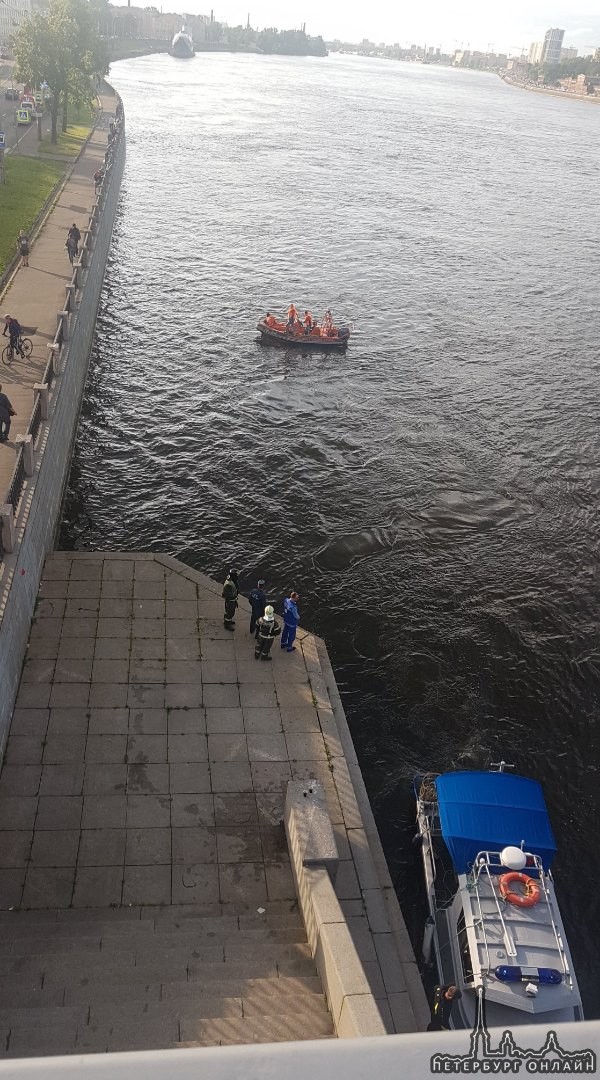 Под Володарским мостом ищут неудачливого пловца.