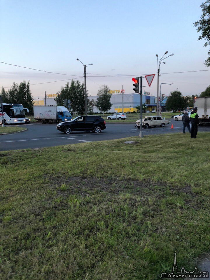 На Руставели, возле Ленты, шестерка влетела в Кайен. Один пострадавший