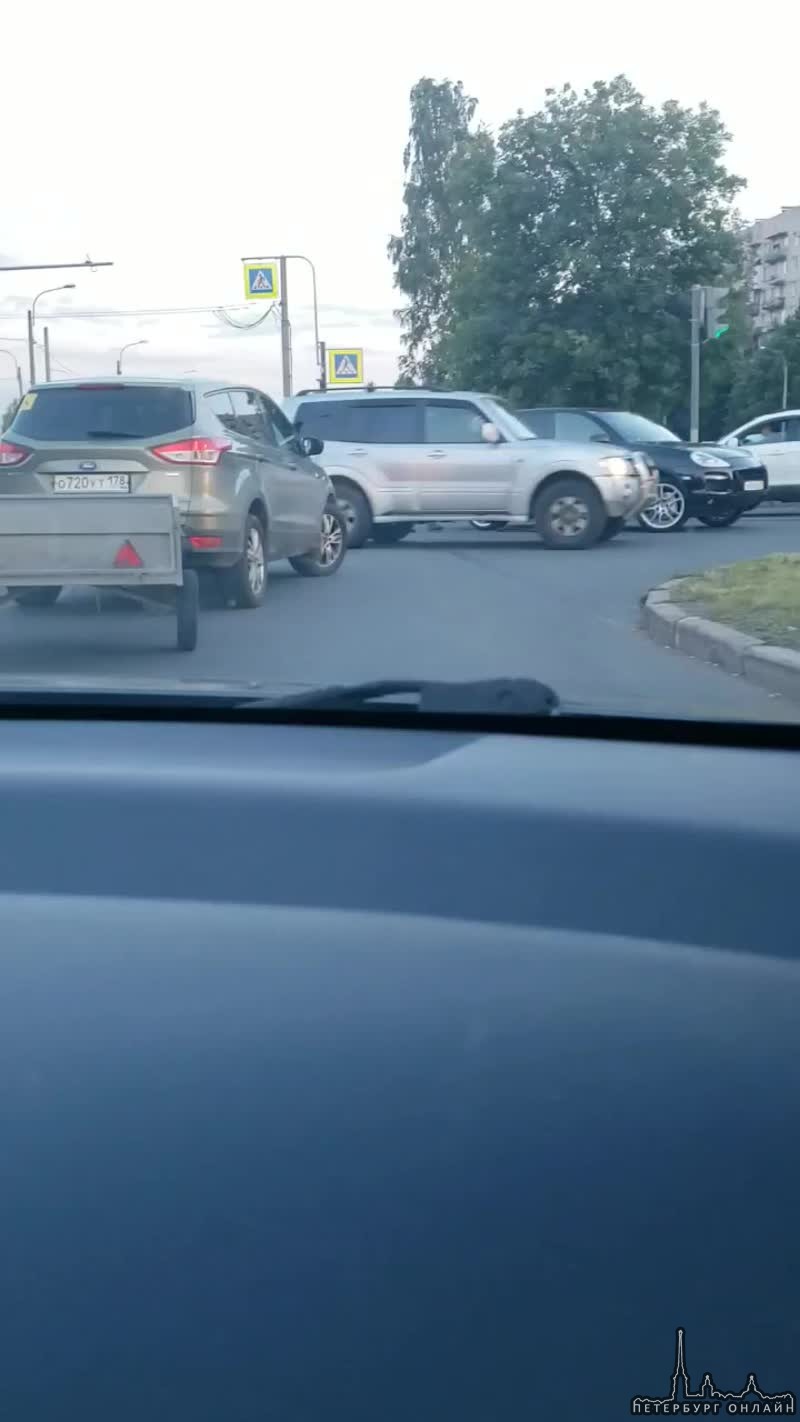 На Руставели, возле Ленты, шестерка влетела в Кайен. Один пострадавший