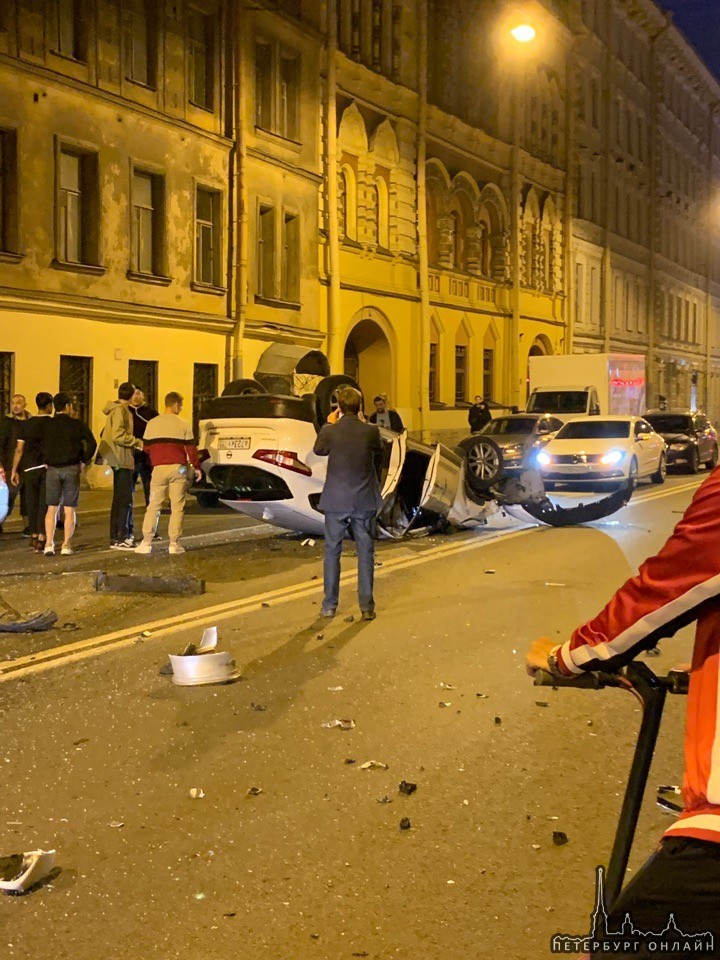 На пересечении ул. Некрасова и ул. Радищева каршеринг столкнулся с такси, сбрил несколько машин и пе...