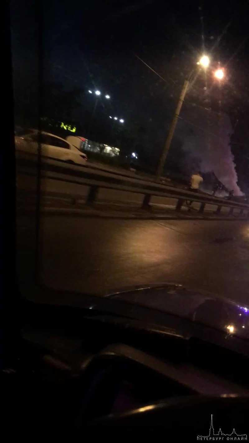 На проспекте Косыгина горит машина, висят электрические провода, скорее всего автомобиль влетел в ст...